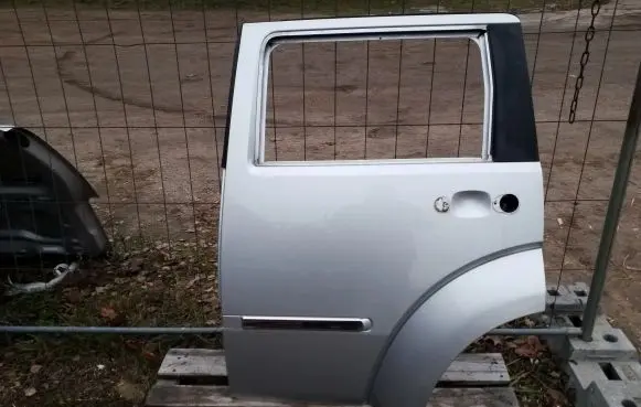 Dodge Nitro Rear door