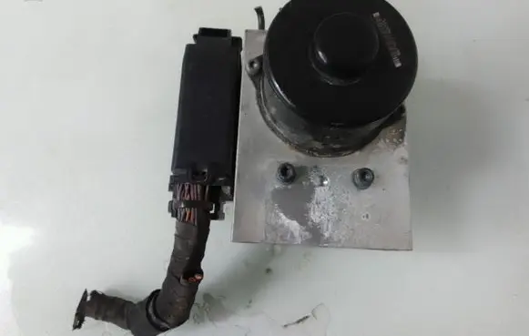 Mercedes-Benz C W203 ABS Pump A2095450232