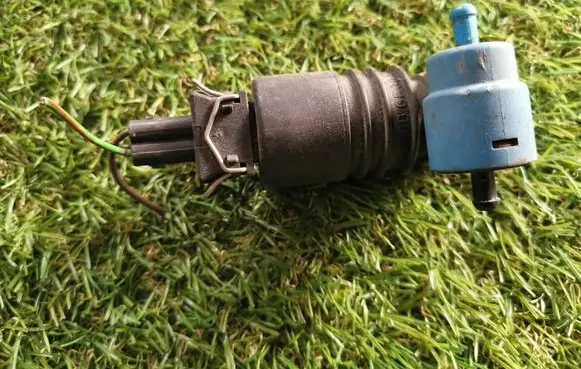 Volkswagen Golf III Windscreen/windshield washer pump A6GBGF30