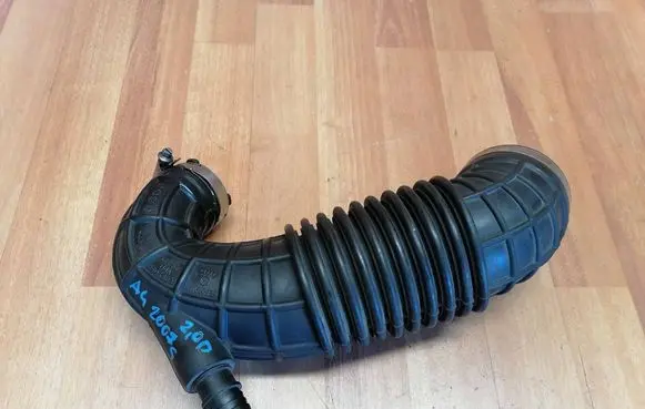 Audi A4 S4 B7 8E 8H Turbo air intake inlet pipe/hose 8E0129615Q