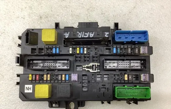 Opel Zafira B Fuse module 13220829 24453850 5DK00866943
