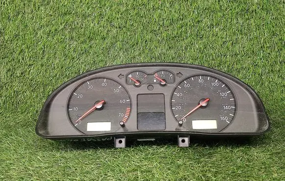 Volkswagen PASSAT B5 Speedometer (instrument cluster) 88311245