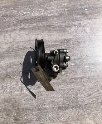 Mitsubishi Pajero Power steering pump