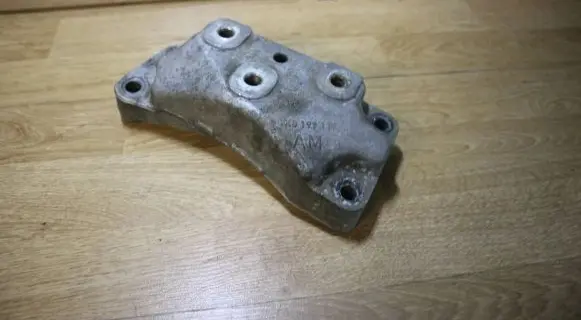 Volkswagen PASSAT B6 Engine mounting bracket 1K0199117