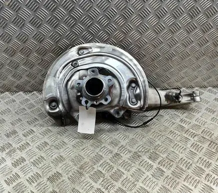 BMW 5 G60 Front wheel hub 6898327
