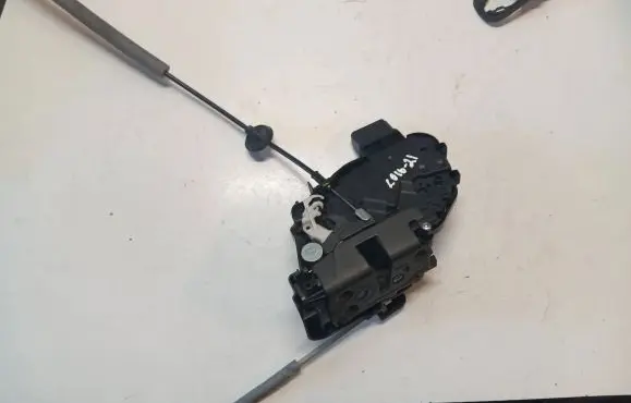 Volvo XC60 Front door lock 30799311