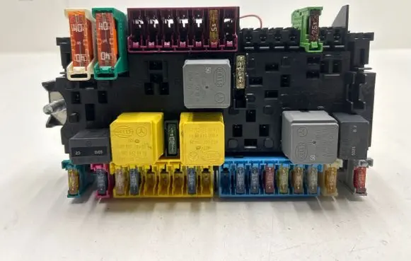 Infiniti Q30 Fuse module A2469067100 YAP3684715 33271312