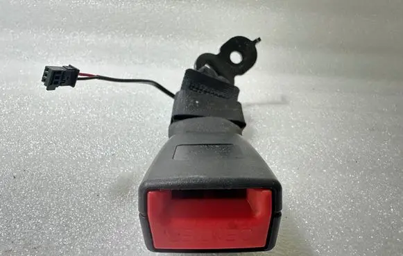 BMW 5 F10 F11 Middle seatbelt buckle (rear) 724327504 34093672A 05038775