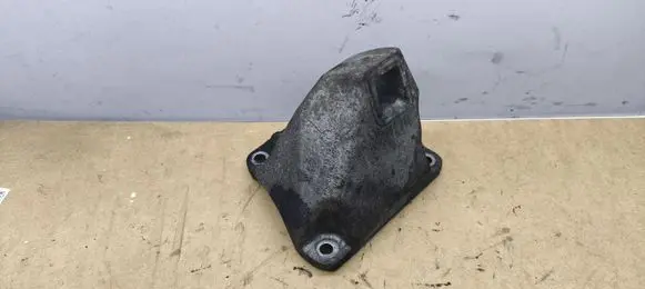 Engine mounting bracket