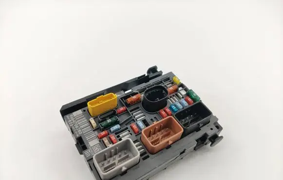 Peugeot 308 Fuse module 9664706280