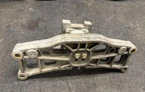 Dodge Challenger Gearbox mounting bracket 05147200AD 68084746aa