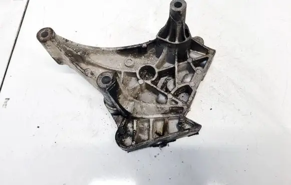 Skoda Octavia Mk2 (1Z) Engine mounting bracket 03G199207G