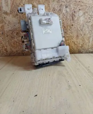 Toyota Yaris Fuse module 8273052700 6E151460 9621