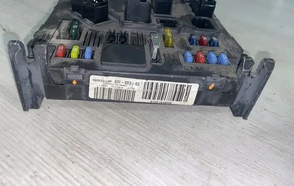 Peugeot 407 Fuse module 9655221180 S120104600 BSIS0300