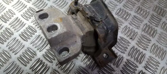 Chrysler Town & Country IV Engine mount bracket 30184l