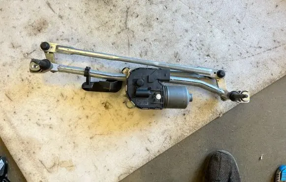 Audi Q5 SQ5 Front wiper linkage and motor 8R1955023D 8R1955023