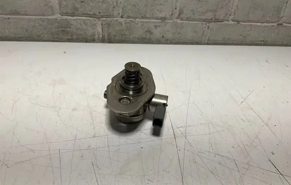 BMW 6 F06 Gran coupe Fuel injection high pressure pump 7599865