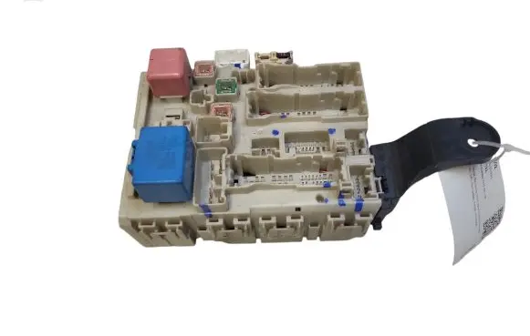 Toyota Avensis T270 Fuse module 8273005170C 15429F09