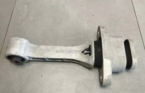 Engine mount vacuum valve