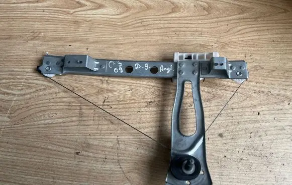 Rear door manual window regulator