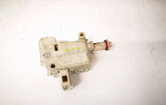 Volkswagen PASSAT B5 Central locking motor 3B0810773A