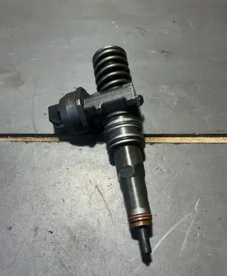 Volkswagen Golf V Fuel injector 038130073AG