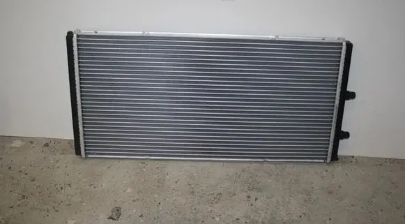BMW i8 Coolant radiator 2284608 17112284608