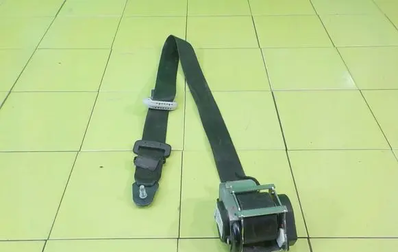 Peugeot 208 I Front seatbelt 0611070 16AB85