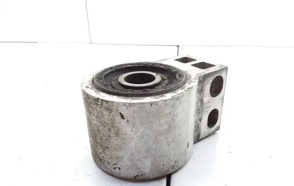 Volvo XC90 Engine mount bracket