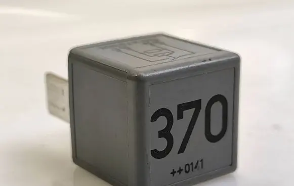 Audi A4 S4 B5 8D Other relay 8D0951253 V23134J52X300 PA66GF25