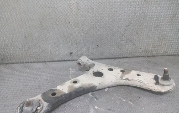 Toyota Avensis Verso Front lower control arm/wishbone