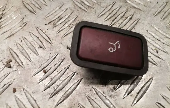 Mercedes-Benz E W212 Tailgate/boot open switch button 2118219551
