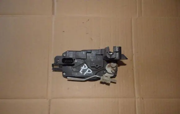 Opel Astra H Front door lock 