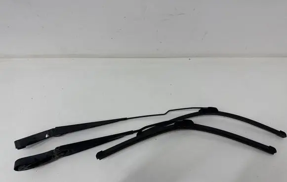 Front wiper blade arm