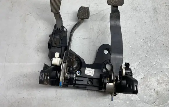 Opel Astra J Pedal assembly 13252174