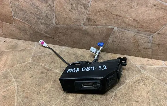 Mercedes-Benz SLK R172 USB socket connector A1728210211