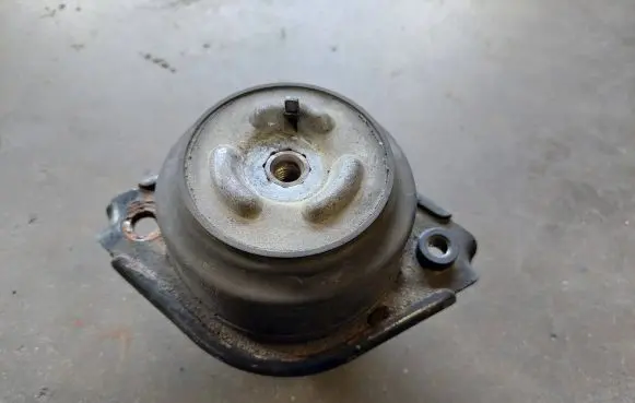 Mercedes-Benz R W251 Engine mount bracket A2512402717