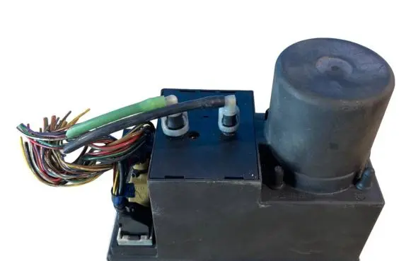 Audi A6 S6 C4 4A Central locking vacuum pump 8L0862257L