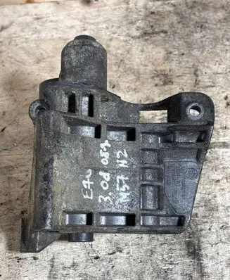 Power steering pump mounting bracket