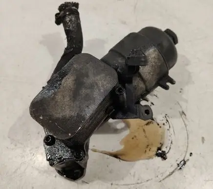 Citroen C4 I Oil filter mounting bracket