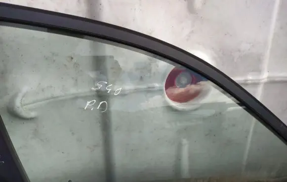 Volvo S40, V40 Front door window glass four-door