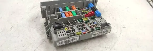 BMW 1 E81 E87 Fuse module 6906613 2050220103