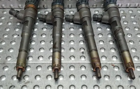 Renault Megane III Fuel injector S27612154 0445110485 8201108033