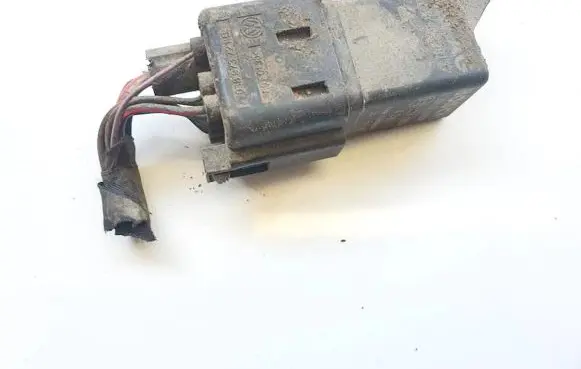 Volkswagen PASSAT B6 Glow plug pre-heat relay 0281003038 038907281d