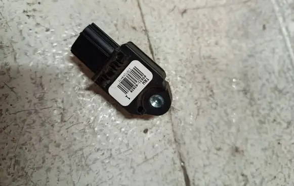 Toyota Avensis T250 Airbag deployment crash/impact sensor 8983102020