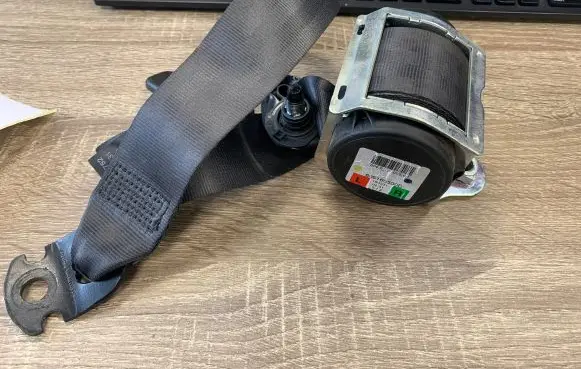 Opel Corsa E Rear seatbelt 13427752