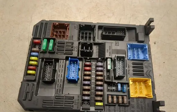 Citroen C4 II Picasso BSM Control unit 9819851380 28532245