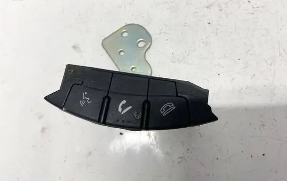 Mitsubishi Outlander Steering wheel buttons/switches 75b474