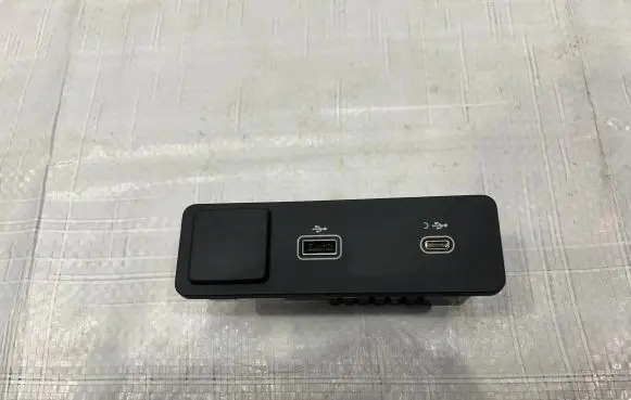 Land Rover Discovery Sport USB socket connector ATW4734