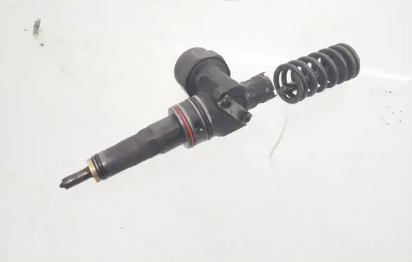 Volkswagen Golf IV Fuel injector 0414720007 038130073F